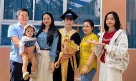 Văn Kiểu và gia đình chụp hình kỷ niệm tại lễ tốt nghiệp.