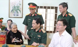 Đại tướng Phan Văn Giang thăm, tặng quà người có công với cách mạng tại Đắk Lắk