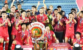 HLV Vũ Hồng Việt đối đầu HLV Mano Polking: Hai chiến lược gia hàng đầu, một cuộc đấu trí đỉnh cao