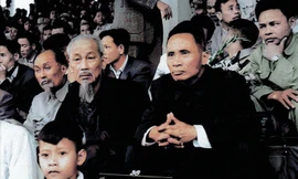 Chủ tịch Hồ Chí Minh cùng Thủ tướng Phạm Văn Đồng dự khán trận khai trương sân Hàng Đẫy giữa đội tuyển Phnôm Pênh (Campuchia) với đội tuyển Hải Phòng. (Ảnh: Viên Hồng Quang phục dựng màu từ ảnh tư liệu của TTXVN)