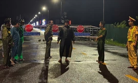 Lực lượng chức năng xuyên đêm điều tiết giao thông trên quốc lộ 1A qua Quảng Ngãi