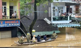 Chạy lũ chỉ kịp ôm con, còn lại để mặc cho nước cuốn trôi