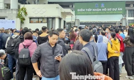 Hàng trăm người xếp hàng mua nhà xã hội thuộc khu Kim Chung, Hà Nộiảnh: Phan Thiên