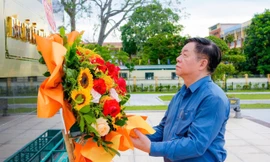 Đồng chí Nguyễn Trọng Nghĩa dâng hương tưởng niệm Chủ tịch Hồ Chí Minh và các Anh hùng liệt sĩ