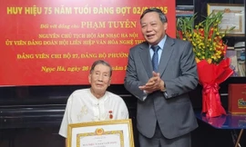 Lãnh đạo Thành ủy Hà Nội trao Huy hiệu 75 năm tuổi Đảng tặng nhạc sĩ Phạm Tuyên 