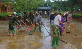 Bộ đội hành quân về vùng 'rốn lũ' Lệ Thủy giúp dân khắc phục hậu quả mưa lũ