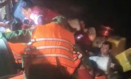 Cứu 13 ngư dân chìm tàu trên biển Cà Mau