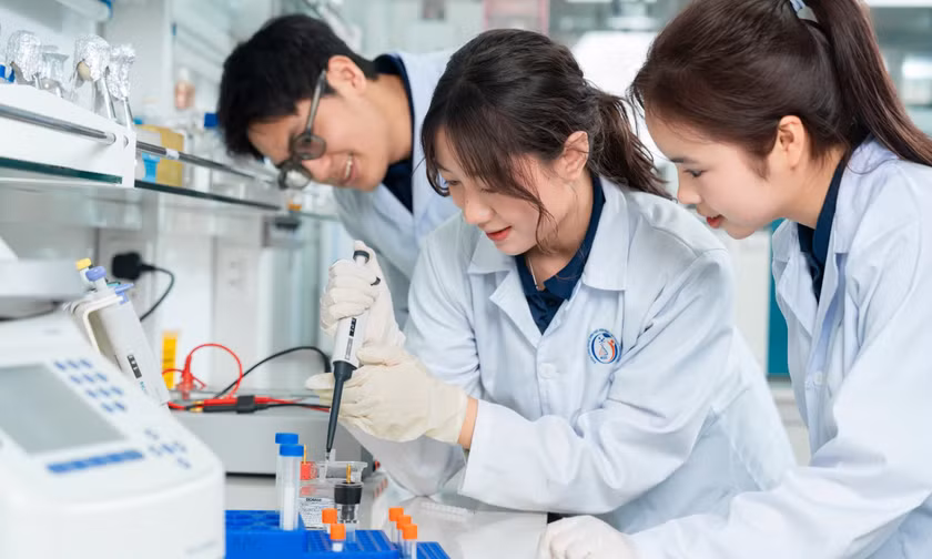 Sinh viên Đại học Phenikaa trong một giờ học về khoa học.