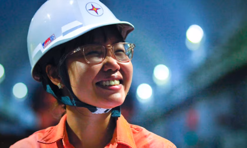 Từng du học Nga ngành Vật lý hạt nhân, cô gái 9X trở thành nữ trưởng kíp trực đầu tiên tại Thủy điện Hòa Bình 