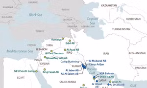 Khói bốc lên từ hiện trường vụ tấn công tên lửa của Iran vào trụ sở Hạm đội 5 Hải quân Mỹ tại Bahrain, ngày 28/2/2026. Ảnh: Getty Images.
