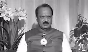 Máy bay của Phó thủ hiến bang Maharashtra Ajit Pawar bốc cháy sau khi rơi lúc hạ cánh, tại Baramati ở quận Pune, bang Maharashtra, Ấn Độ ngày 28/1/2026. Ông Pawar và 4 người khác trên máy bay đã thiệt mạng trong vụ tai nạn. Ảnh: PTI.