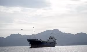 Một con tàu tại eo biển Hormuz, ngoài khơi tỉnh Musandam của Oman, ngày 12/4/2026. Ảnh: Reuters.