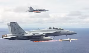 Máy bay phóng AGM-88 HARM - loại tên lửa chống radar được thiết kế để phá hủy các trạm radar phòng không. Ảnh: Defense Feeds.