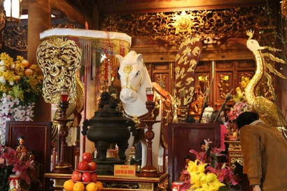 Hàng năm, vào ngày 12, 13/2 âm lịch, người dân tổ chức hội đền Bạch Mã với những nghi thức tế lễ cùng một số hoạt động văn hóa khác như: hát ca trù, hát chèo, ngâm thơ, múa kiếm, múa đao…