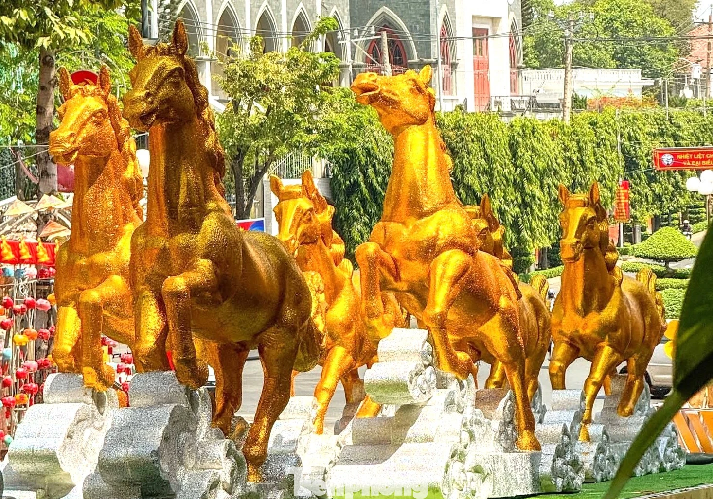 Tượng 'Bát Mã Truy Phong' Gợi Nhớ Lịch Sử Xe Ngựa Thổ Mộ Tại Thủ Dầu Một