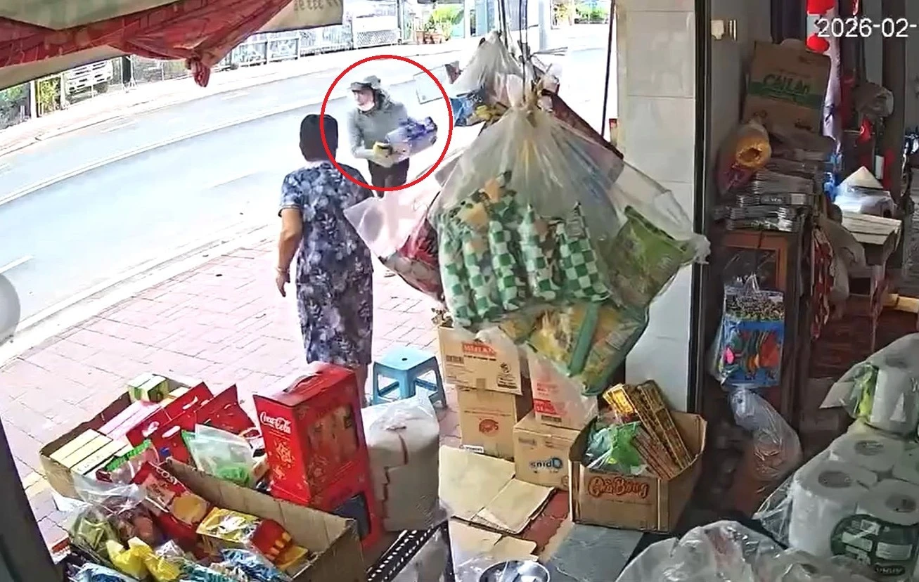 Hai Thanh Niên Cướp Bia Ở Tiệm Tạp Hóa TPHCM Bị Camera An Ninh Ghi Hình
