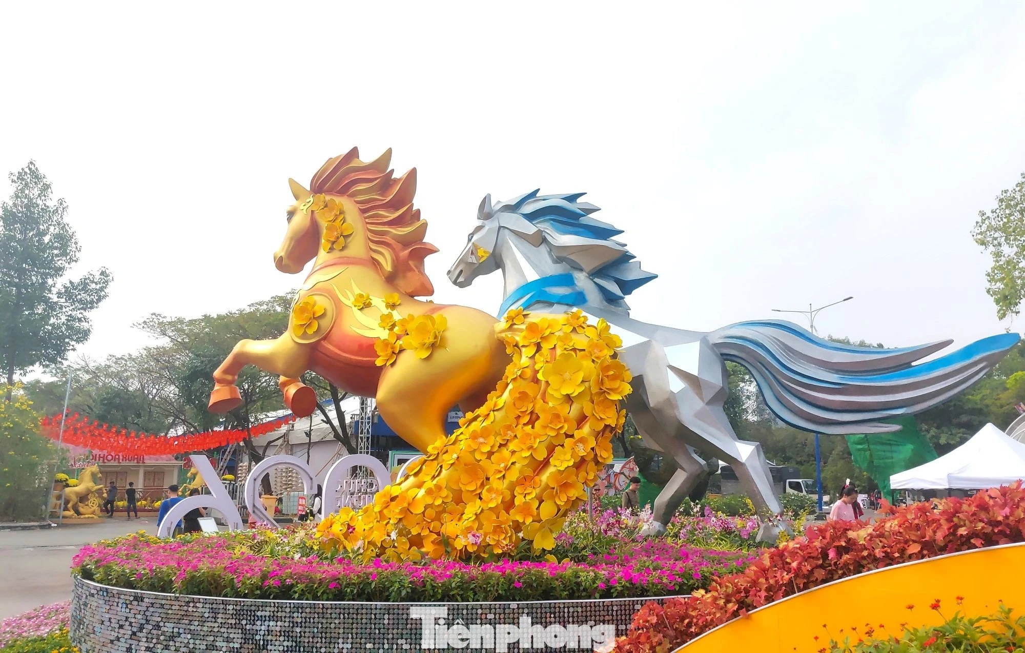 Đường Hoa - Đường Sách Tết Bính Ngọ 2026 tại TPHCM sẵn sàng đón khách với hình ảnh song mã ấn tượng