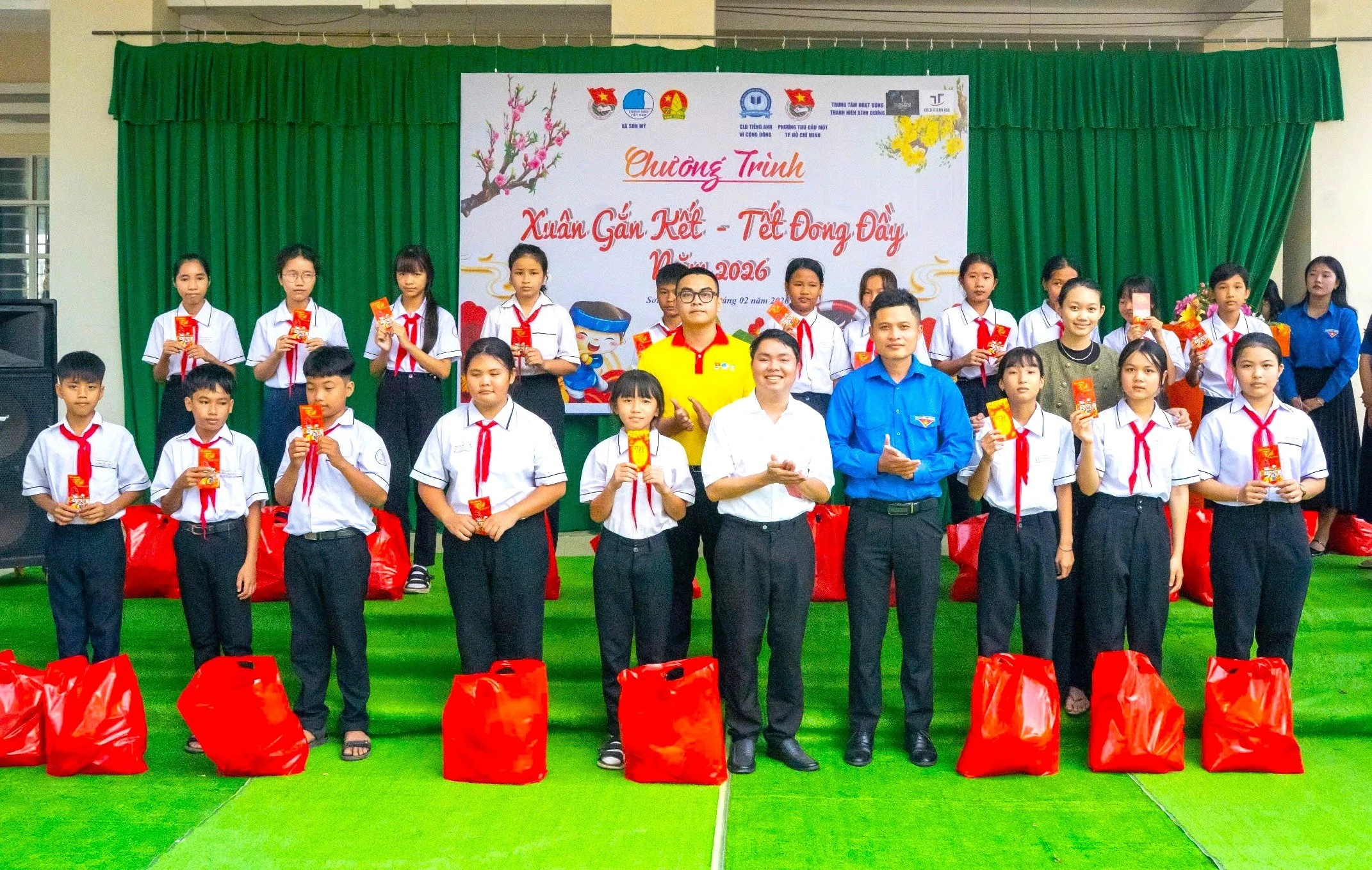 CLB Tiếng Anh Bình Dương và Đoàn Thanh Niên tổ chức chương trình chăm lo Tết 2026 cho gia đình chính sách và học sinh khó khăn