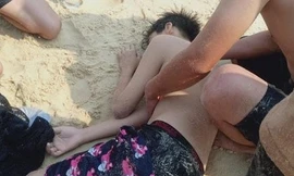 3 người đàn ông lao ra biển cứu sống nhóm học sinh bị đuối nước