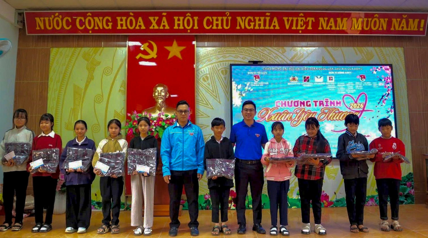 Tặng &aacute;o ấm v&agrave; qu&agrave; tặng cho học sinh trong chương tr&igrave;nh Xu&acirc;n y&ecirc;u thương