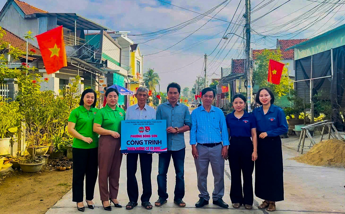 Cờ Tổ quốc bay phấp phới tr&ecirc;n tuyến đường