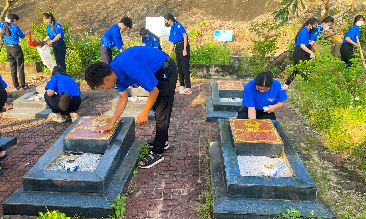 Thanh ni&ecirc;n Đo&agrave;n Gia Lai dọn dẹp nghĩa trang liệt sĩ tại x&atilde; Tuy Phước