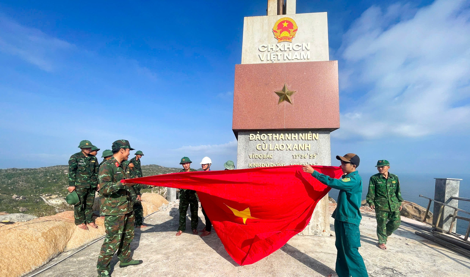 Thay mới l&aacute; cờ Tổ quốc tr&ecirc;n Đảo Thanh ni&ecirc;n C&ugrave; Lao Xanh