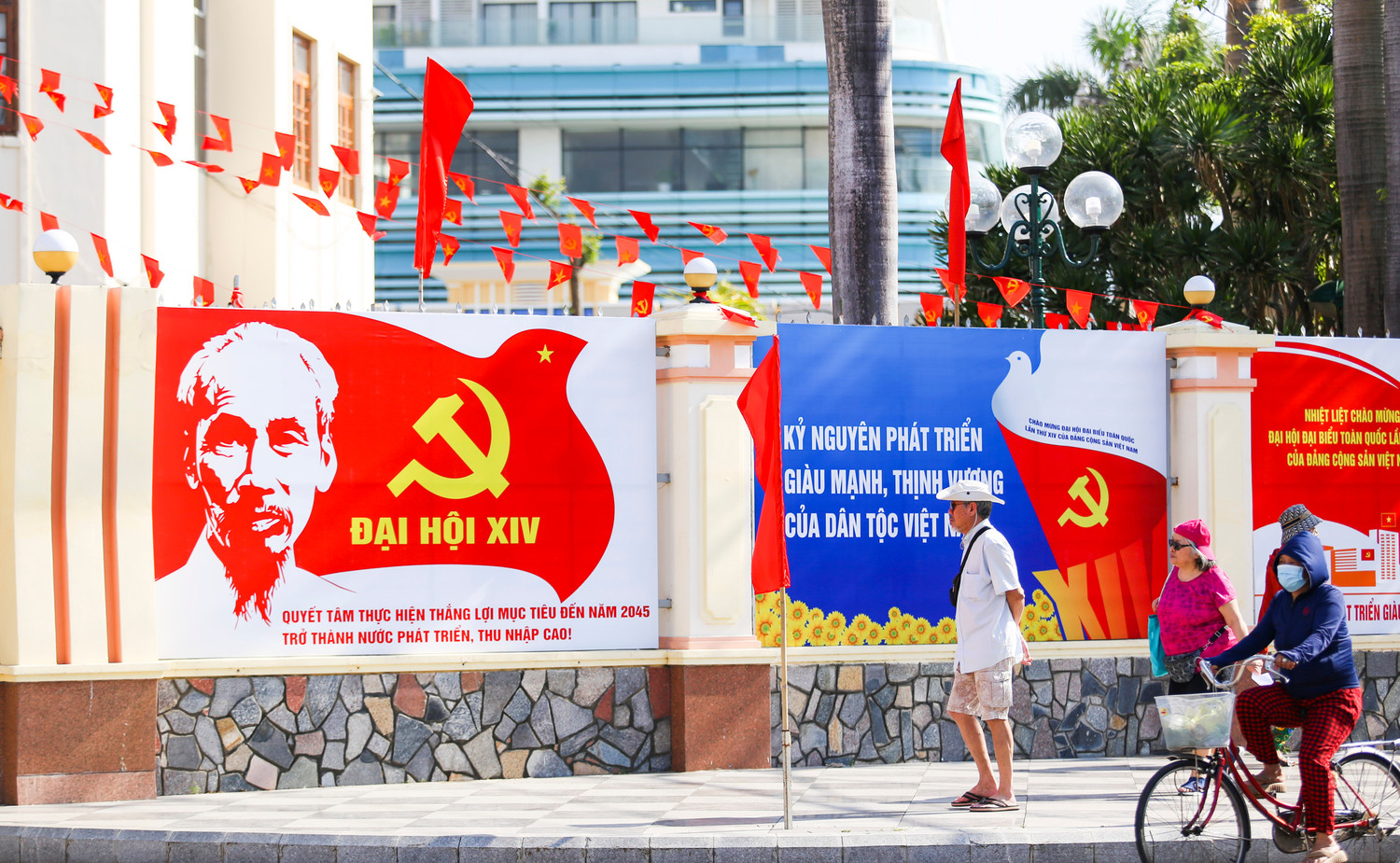 Cờ Tổ quốc, cờ Đảng v&agrave; pano trang ho&agrave;ng tại Gia Lai