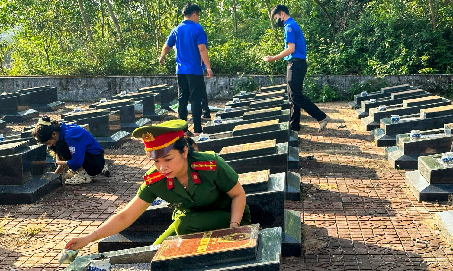 C&ocirc;ng an v&agrave; thanh ni&ecirc;n ph&aacute;t quang c&acirc;y bụi tại nghĩa trang