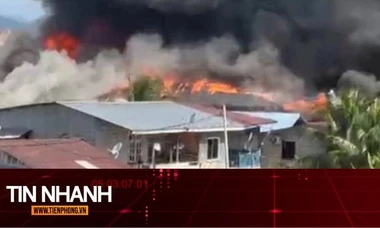 TIN NHANH: Hỏa hoạn lớn thiêu rụi khoảng 40 ngôi nhà tại Malaysia, hàng trăm người sơ tán