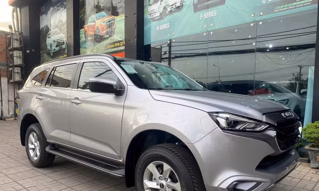 Mẫu SUV Nhật 7 chỗ giảm giá xuống ngang xe cỡ B