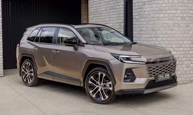Mitsubishi nhắm cạnh tranh với SUV bán chạy nhất của Toyota
