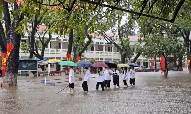 Phụ huynh vật lộn đón con trong mưa ngập: 'Sở GD&ĐT Hà Nội cần phản ứng nhanh và quyết đoán hơn?'