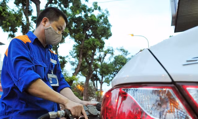 Giá xăng ngày mai dự báo tăng trở lại