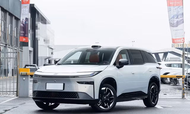 Xe điện giá rẻ của Toyota lên ngôi ở Trung Quốc