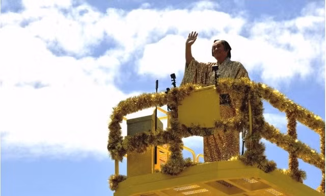 Nam diễn viên nổi tiếng Nhật Bản Ken Matsudaira nhảy samba trên bục cao 15 mét