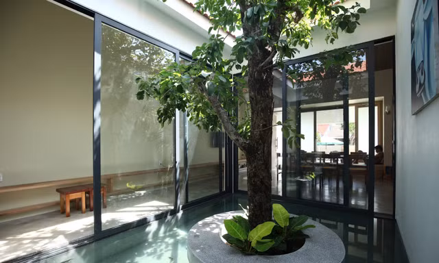 Nhà 120m2 với giếng trời thích nghi khí hậu khắc nghiệt 