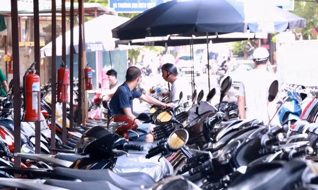 Cảnh đìu hiu ở chợ xe máy cũ lớn nhất Hà Nội