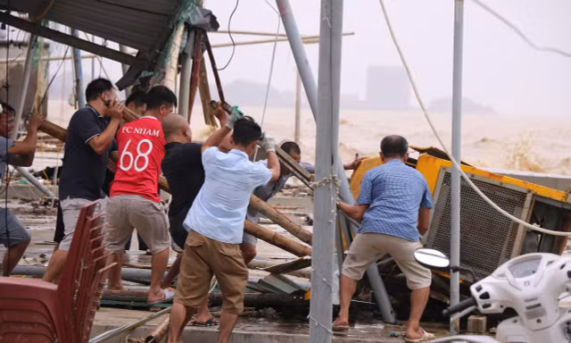 Người dân ven biển căng mình dọn đổ nát sau bão số 10