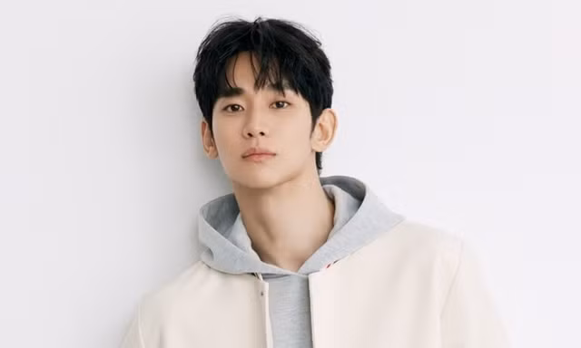 Kim Soo Hyun đang tận hưởng món quà nhân dịp kỷ niệm 19 năm ngày ra mắt