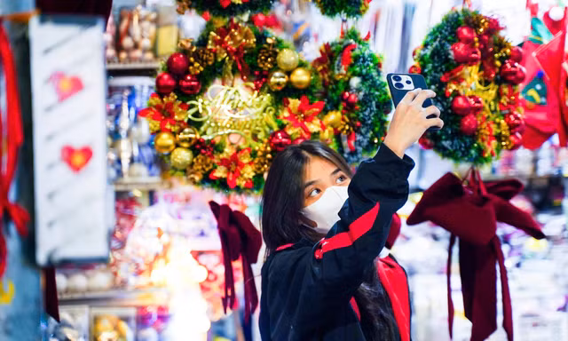 Phố Hàng Mã rực rỡ Giáng sinh nhưng sức mua sụt giảm