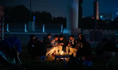 Hà Nội đêm mùa Đông: Phố vắng, bếp lửa hồng và những người không ngủ