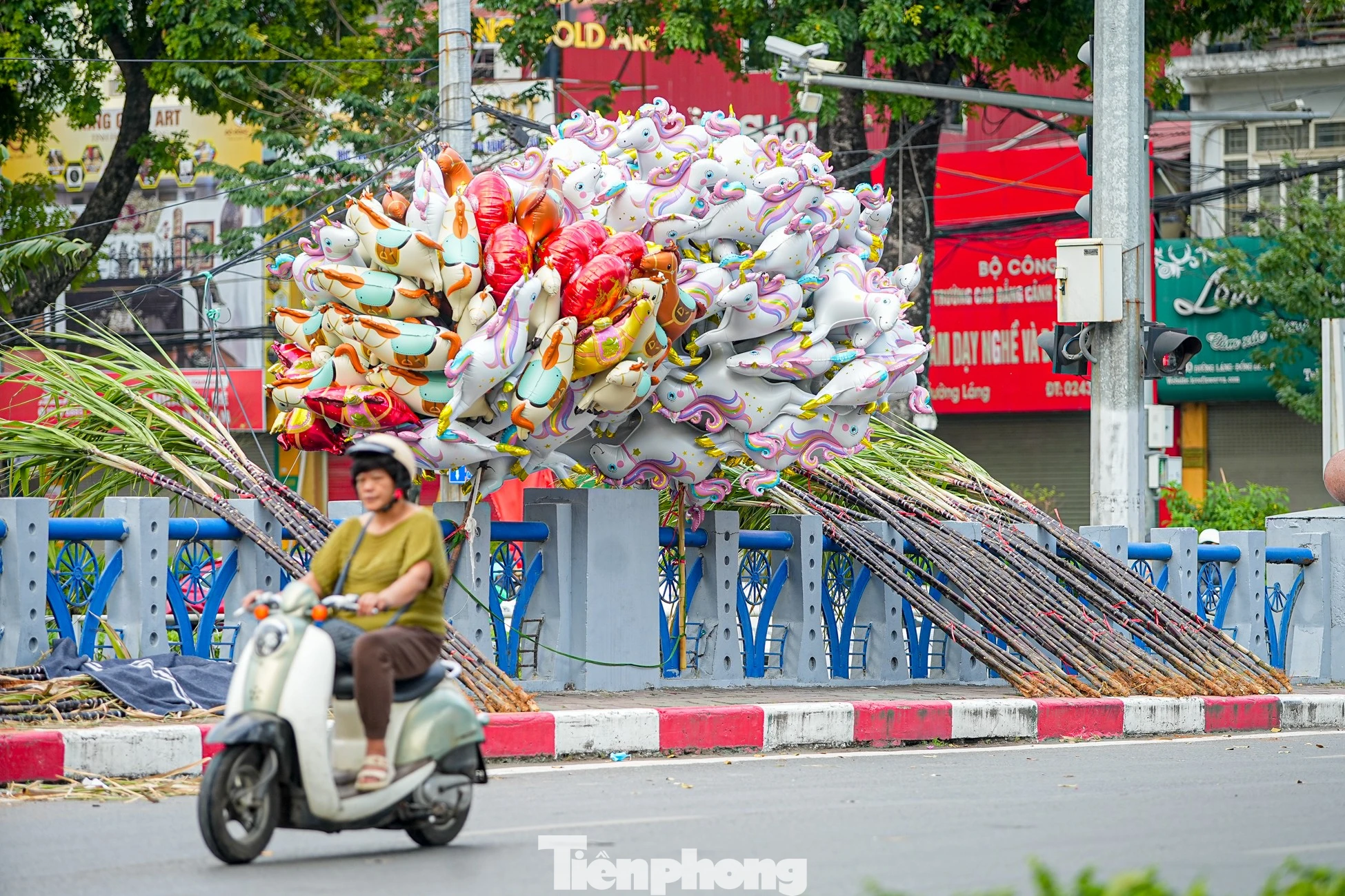 Mía lộc 'cháy hàng' đêm Giao thừa, giá tăng gấp đôi sau phút giao thừa