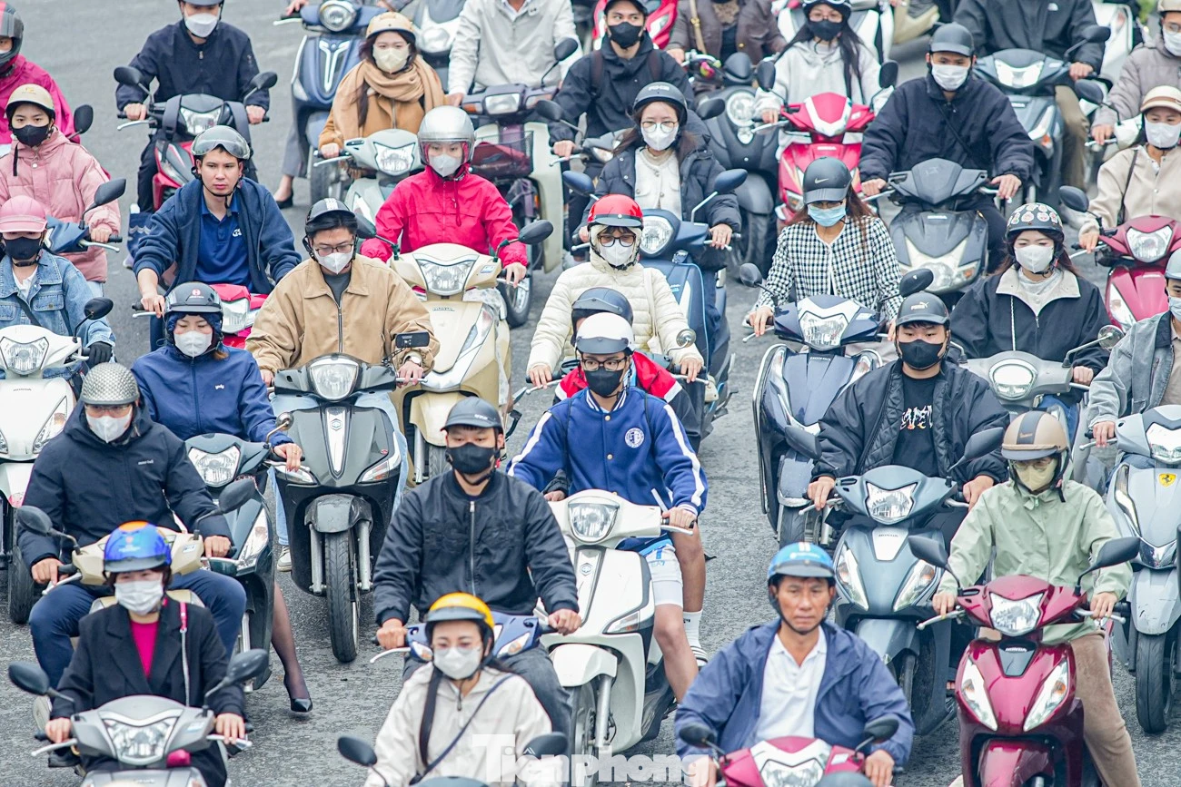 Giao thông Hà Nội ùn tắc nghiêm trọng ngày đầu làm việc sau Tết Bính Ngọ 2026