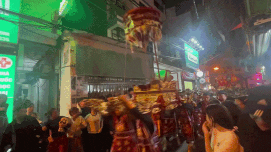 Màn 'kiệu bay' độc nhất vô nhị giữa phố Hà Nội