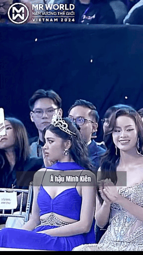 Dù ngồi hàng ghế khách mời nhưng Minh Kiên không để ý đến diễn biến sự kiện.