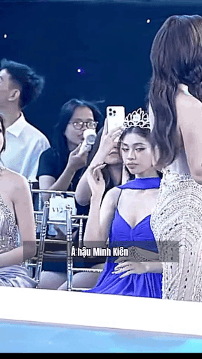 Dù ngồi hàng ghế khách mời nhưng Minh Kiên không để ý đến diễn biến sự kiện.