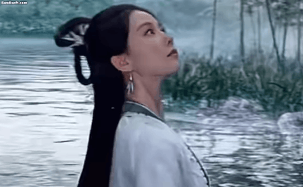 Vì thế mà dáng đứng của cô trở nên kỳ quặc.