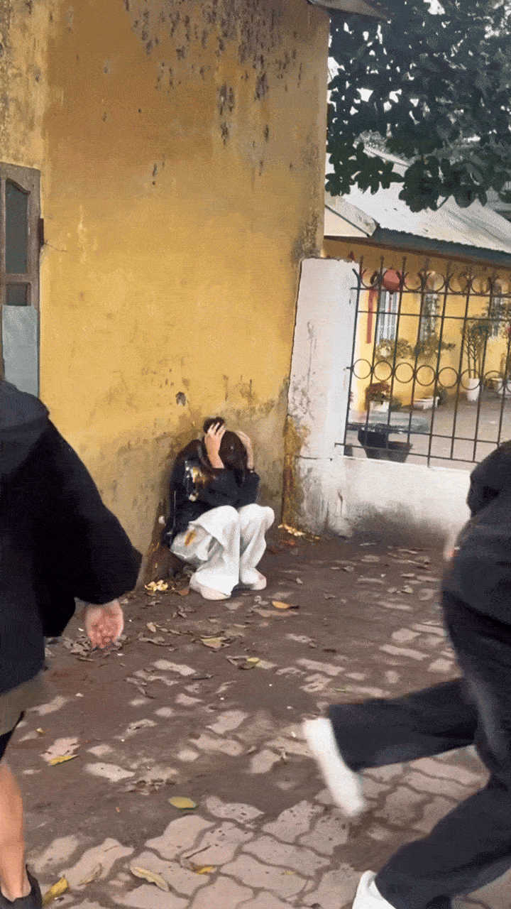 An chỉ biết ôm đầu bất lực khi bị ném trứng sống. An chỉ biết ôm đầu bất lực khi bị ném trứng sống.