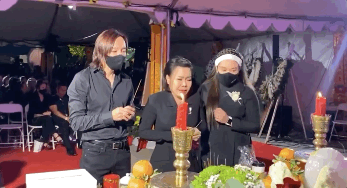 Việt Hương khóc nức nở trong tang lễ.